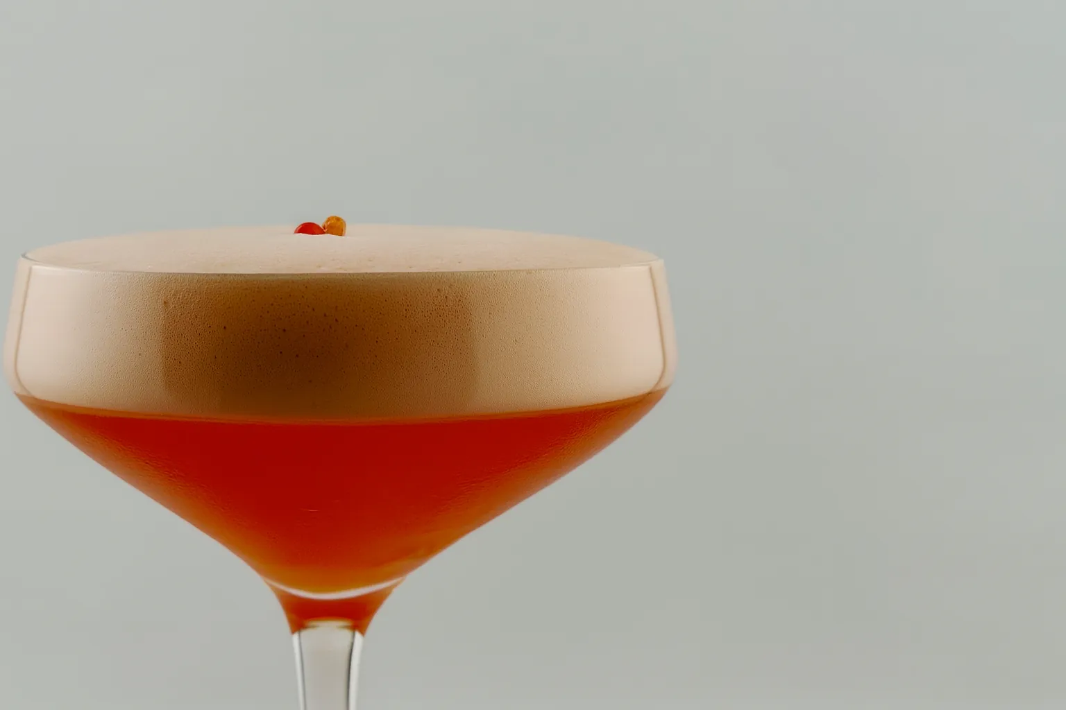 Aperol Sour mit Schaumkrone im Coupé-Glas