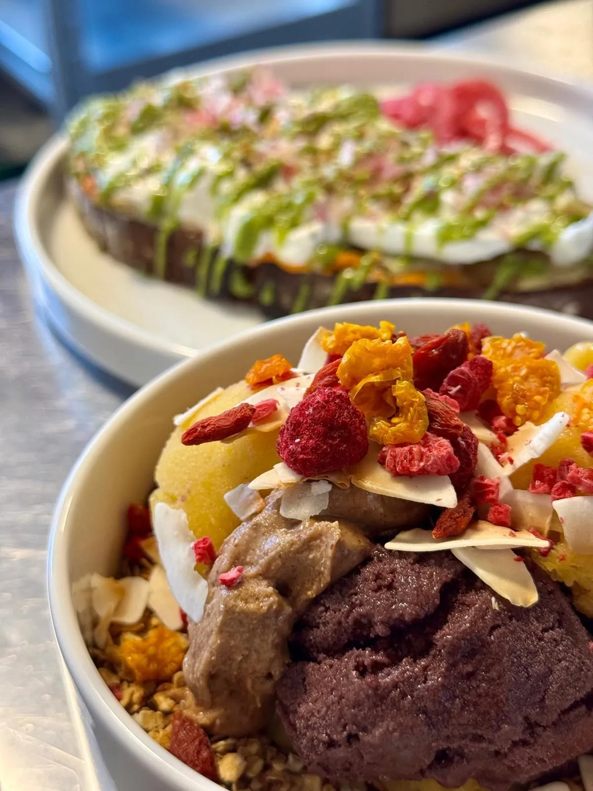 Açaí-Mango-Bowl und Burrata-Stulle von oben