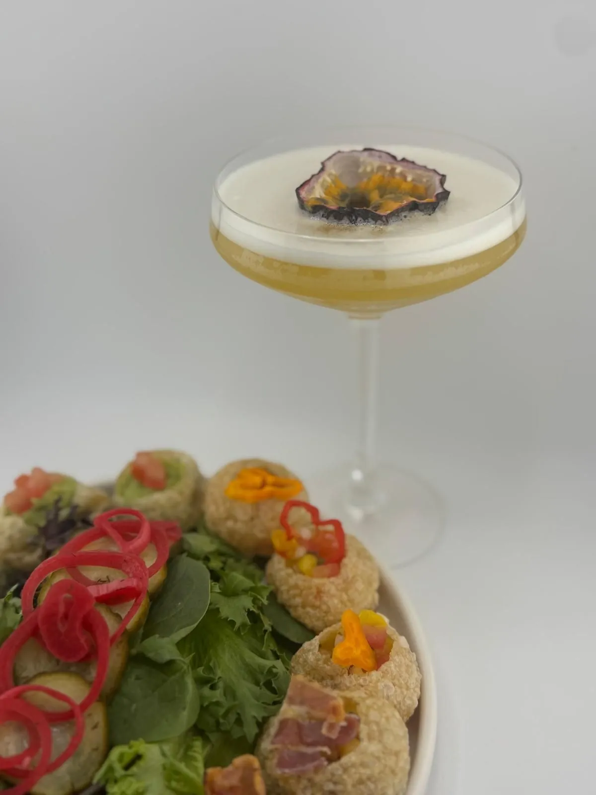 Pani-Puri-Fusion mit vier Füllungen, daneben ein Pornstar Martini mit Maracuja