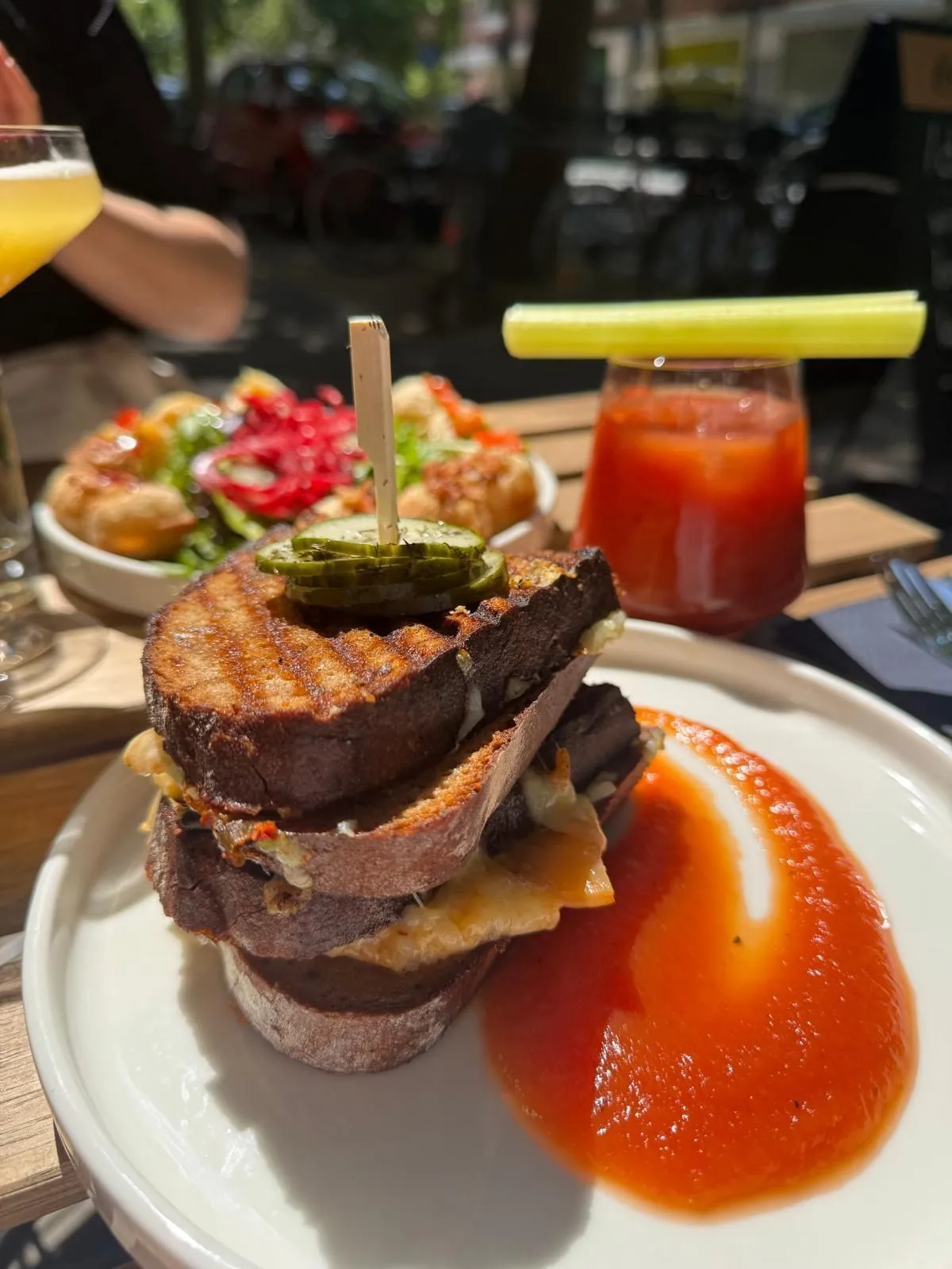 Grilled Sandwich mit Kimchi und Pani Puri, dahinter eine Bloody Kraut Mary