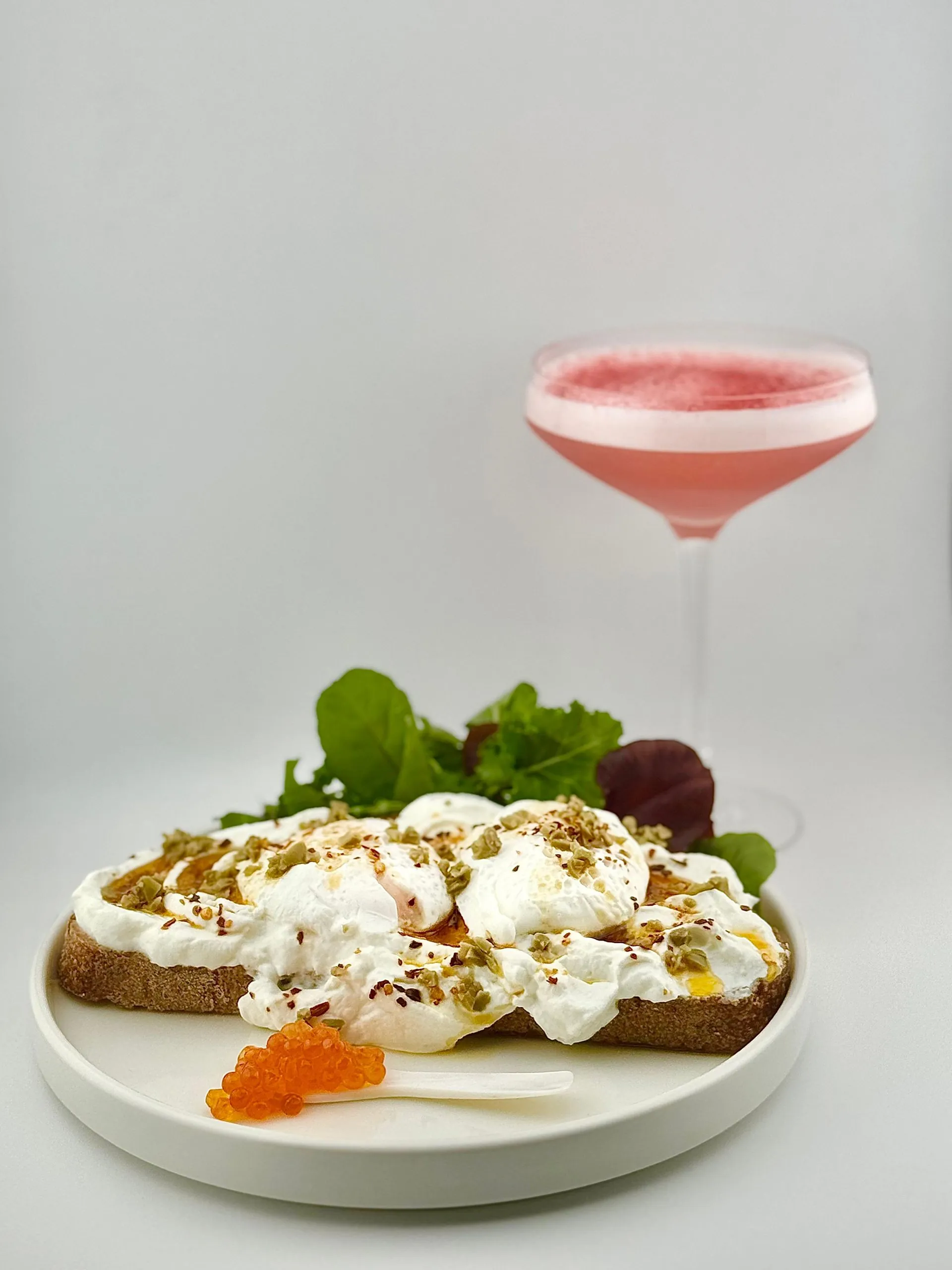 Turkish Eggs Kaviar auf Sauerteigbrot, daneben ein Imperial Sour